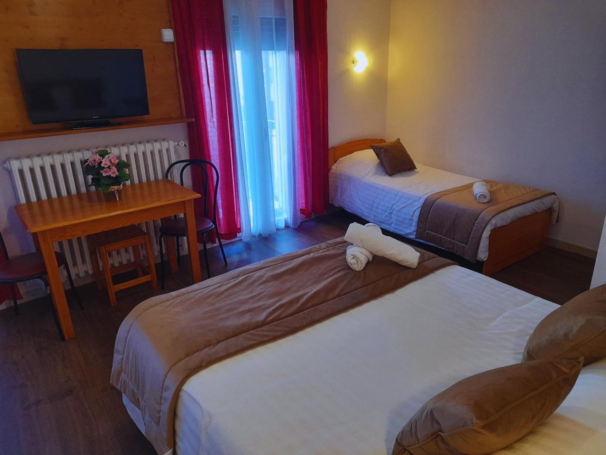 Le Catalan - Hotel Et Appartements Mont-Louis Eksteriør billede